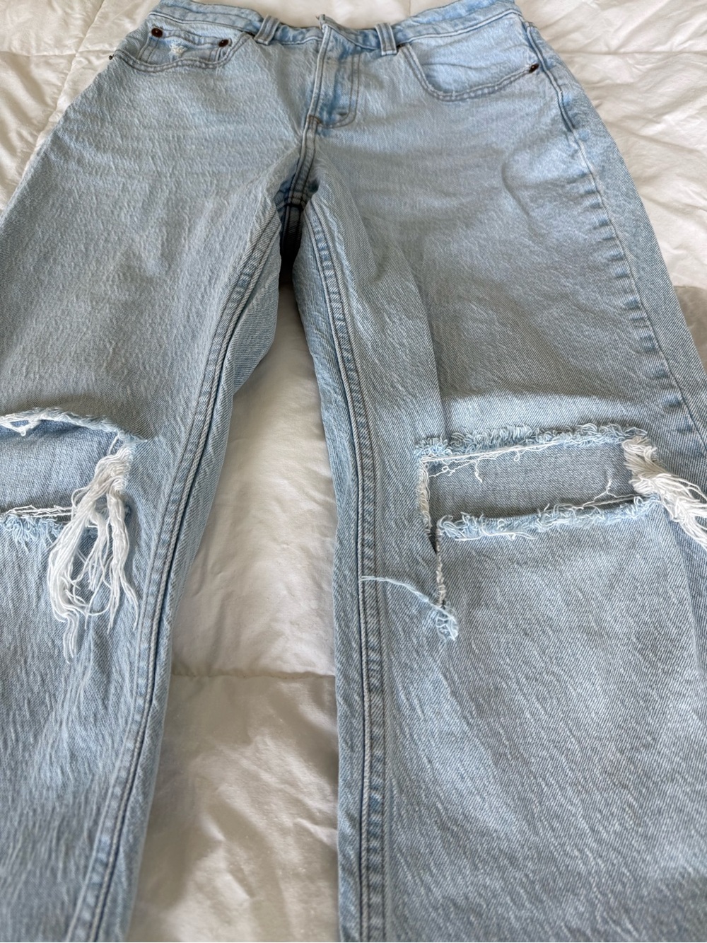 Abercrombie High Rise 90s Relaxed Jeans in Knee Rip - Picture 8 of 8